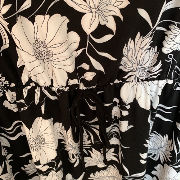 Dress size medium, black and white polyester - Picture 2 of 2
